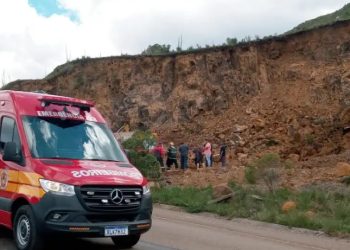 Adolescente, de 16 anos, fica preso em retroescavadeira após desmoronamento