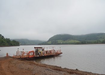 Asfalto diminui fluxo de veículos de balsa na região dos Lagos e volta a ser administrada pela prefeitura