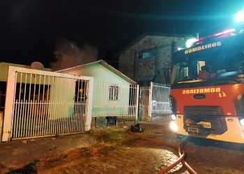 Homem desmaia ao retornar na casa em chamas para recuperar objetos e resgatar o Neto