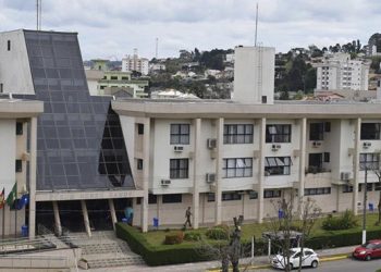 Tribunal do Júri da comarca de Lages julga quarteto por homicídio triplamente qualificado