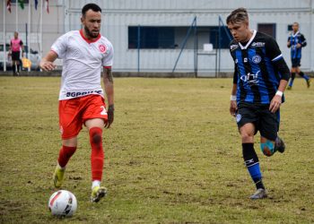 Inter vence e fica a um ponto do líder