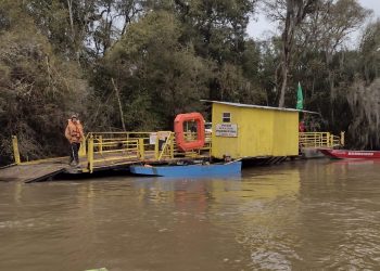 Cabo se rompe e balsa fica à deriva com veículo e passageiros. Acompanhe o vídeo