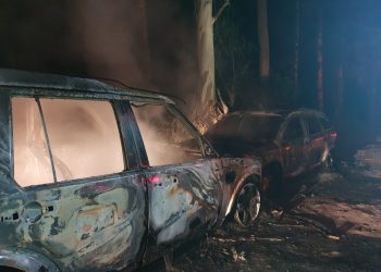 Colisão frontal provoca incêndio em Land Rover e Fiat Freemont