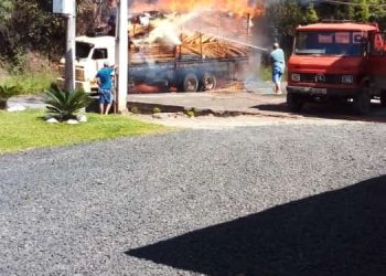 Caminhão enrosca em fiação e carga pega fogo. Veja o momento em que o caminhão pega fogo