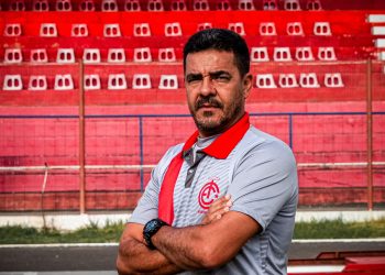 Inter anuncia a saída do técnico Evandro Guimarães
