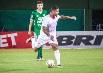 Inter pressiona a Chapecoense, mas sofre derrota por 2 a 1 em Chapecó